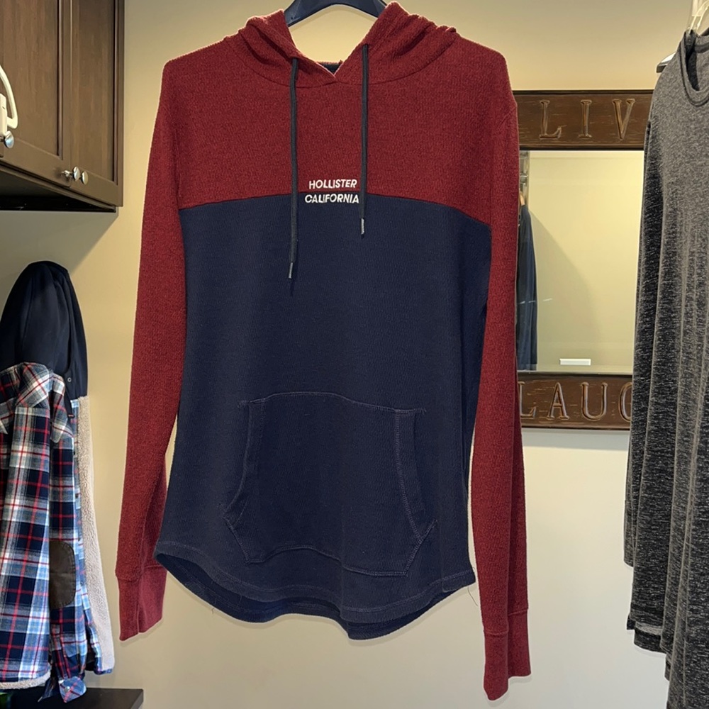 Hollister men’s navy/dark red hooded pullover. Size large